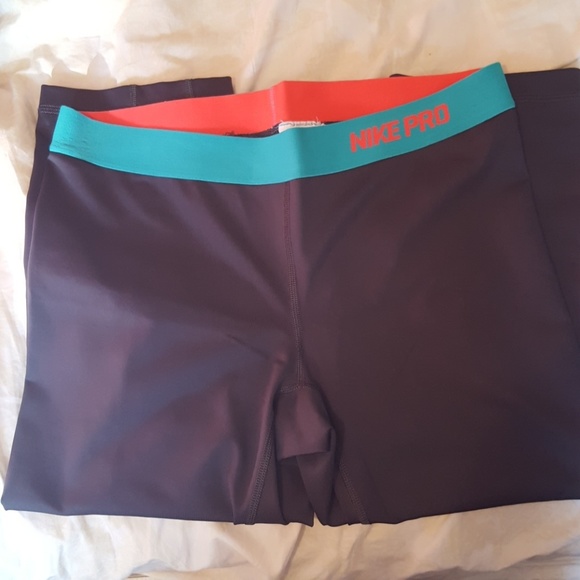 Nike Pants - Women's Cropped Nike Pro Leggings